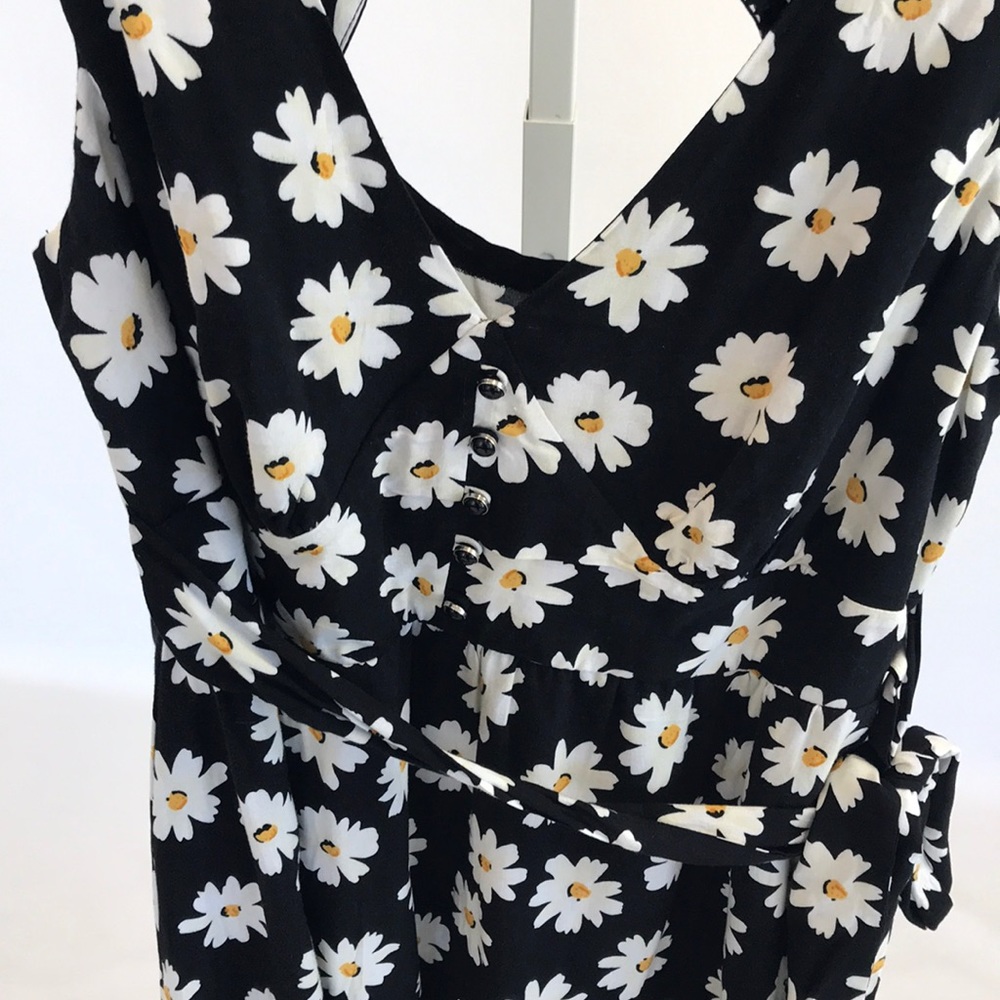 Cut out summer dress. - Picture 4 of 6